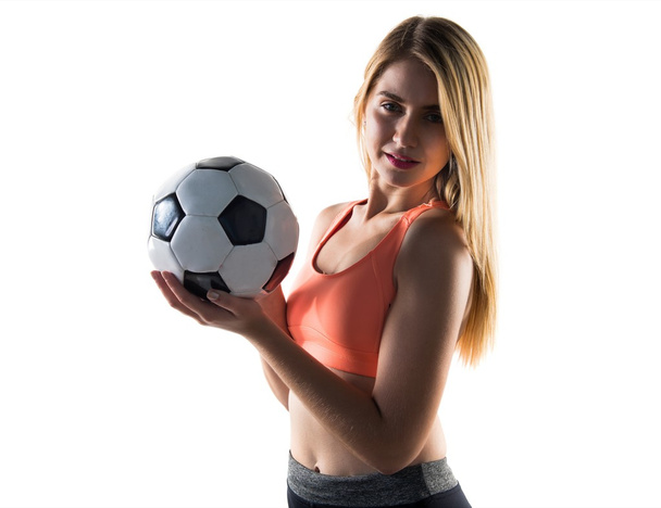 Hezká blondýnka dívka drží fotbalový míč - Fotografie, Obrázek