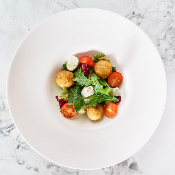 salad with fried mozzarella balls - Foto, Imagem