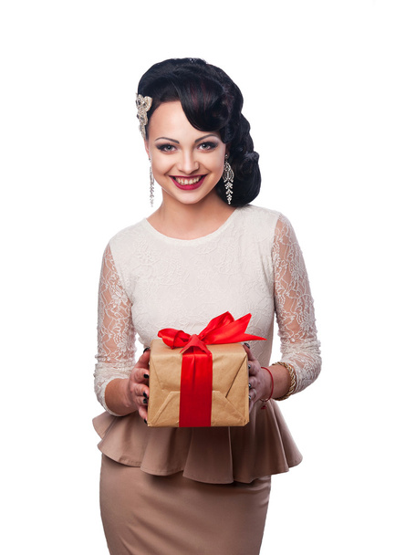 schönes Mädchen im Abendkleid mit einem Geschenk - Foto, Bild