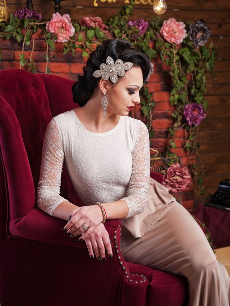 椅子に座っている美しい若い花嫁 - 写真・画像