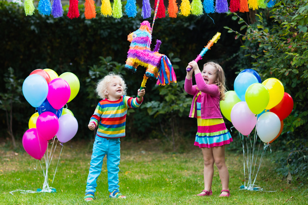 Děti hrají s narozeniny pinata - Fotografie, Obrázek