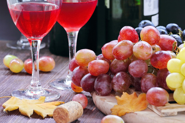 Sweet grape of different kinds and red wine - Foto, Bild