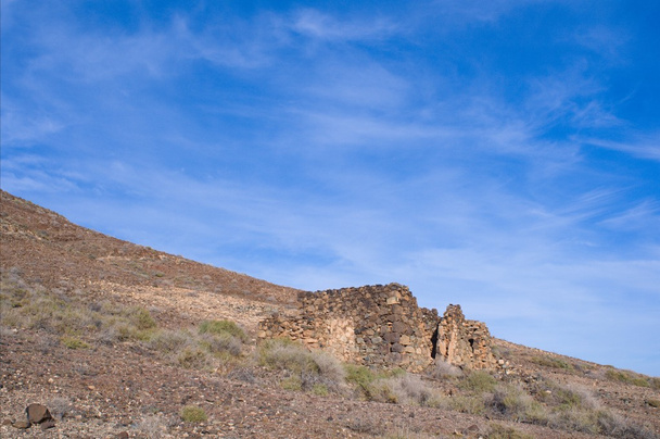 заброшенные руины природных камней в пустыне
 - Фото, изображение