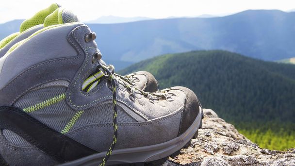 Wandelen laarzen met trekking stokken op de berg - Foto, afbeelding