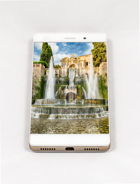 Teléfono inteligente moderno que muestra la imagen en pantalla completa de Villa d 'Este, Tivoli, Italia
 - Foto, Imagen