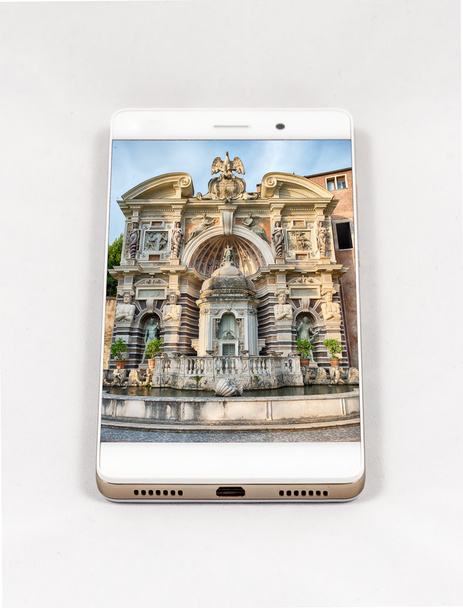 Smartphone moderno che mostra l'immagine a schermo intero di Villa d'Este, Tivoli, Italia
 - Foto, immagini