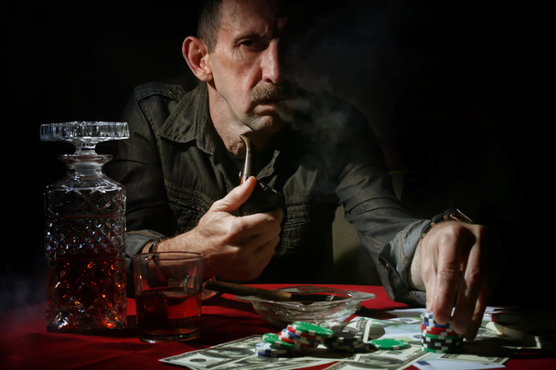 muž kouřit dýmku a hrát poker - Fotografie, Obrázek