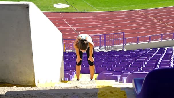Mulher atleta menina correndo pelas escadas em um estádio, câmera lenta
 - Filmagem, Vídeo