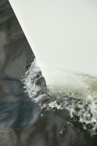 πλώρη ενός πλοίου δημιουργεί ίχνη νερού - Φωτογραφία, εικόνα