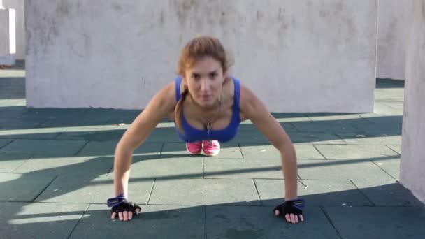 Фитнес-женщина делает отжимания
 - Кадры, видео