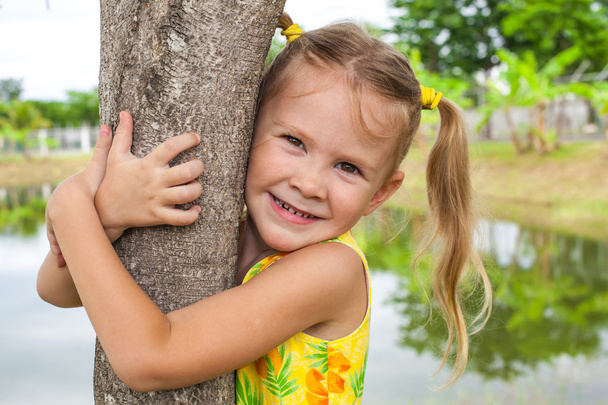 Girl hugging a tree - Foto, immagini