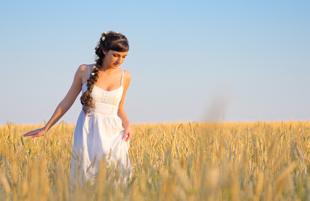 Girl on wheat field - Foto, Imagem