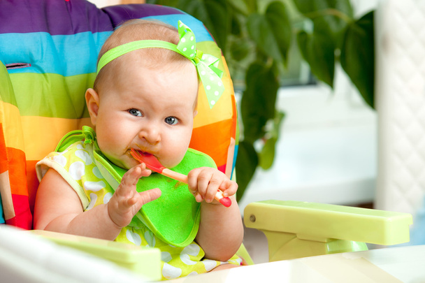 the child eats a vegetable puree - Φωτογραφία, εικόνα