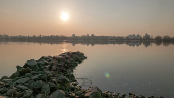 Zachód słońca nad rzeką cost.4k (4096 x 2304) upływ czasu bez ptaków, surowców wyjściowych - Materiał filmowy, wideo