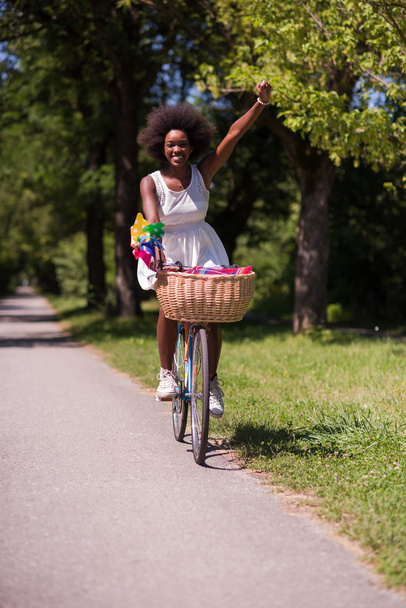 アフリカ系アメリカ人の女性が森で自転車に乗って - 写真・画像