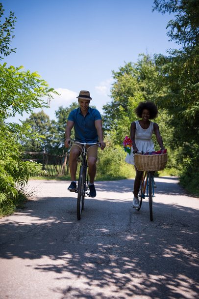Молода багатоетнічна пара катається на велосипеді в природі
 - Фото, зображення
