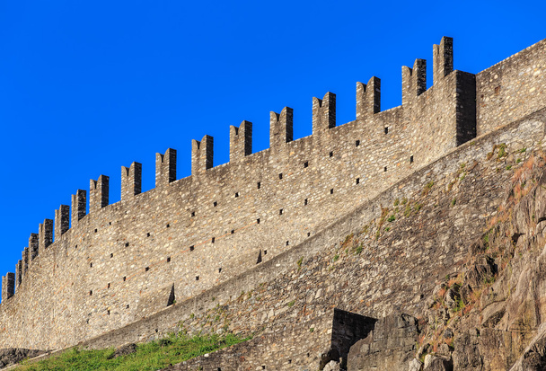 Muralla de la fortaleza de Castelgrande en Bellinzona, Suiza
 - Foto, imagen