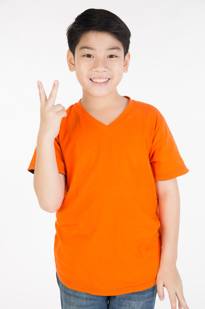 カメラ目線かわいい若い幸せなアジアの少年の写真 - 写真・画像
