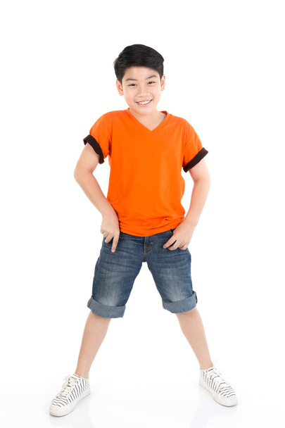 Foto de adorável jovem feliz asiático menino olhando para câmera
 - Foto, Imagem