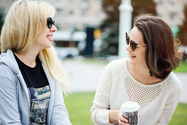 Mädchen trinken Kaffee auf der Straße - Foto, Bild