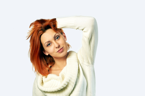 Studio muotokuva punapää tyttö lämmin pusero
 - Valokuva, kuva