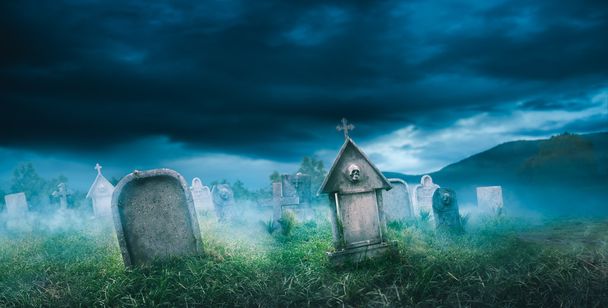 широкий вид надгробий с туманом
  - Фото, изображение
