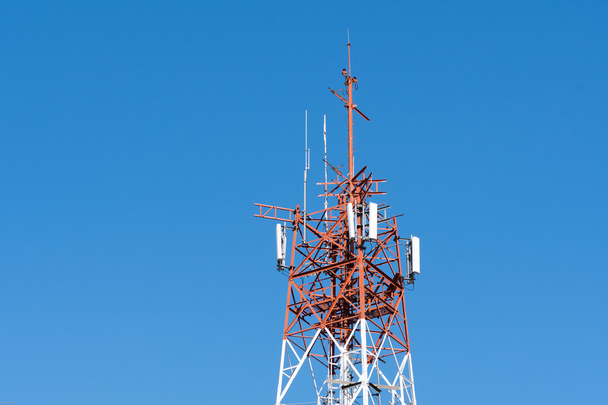 As Antenas na torre das comunicações
 - Foto, Imagem