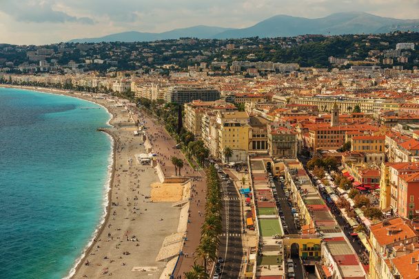 Nice, Frankrijk: bovenaanzicht van de oude stad andpromenade des Anglais - Foto, afbeelding