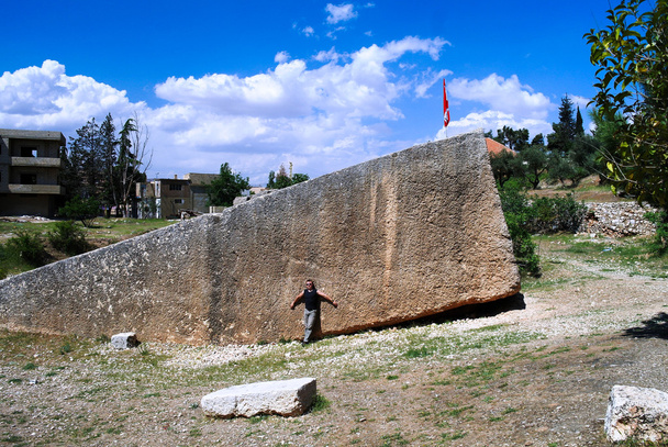 Kolossale boulder aka Zuid-steen in de buurt van ruïnes van Baalbek, Libanon - Foto, afbeelding