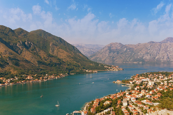 Blick auf kotor Stadt und boka kotorska Bucht an einem sonnigen Herbsttag. Montenegro - Foto, Bild