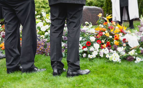 Két férfi watcjing temetési virágok - Fotó, kép