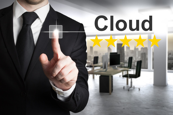 zakenman in moderne kantoor duwen touchscreen cloud 3d Illust - Foto, afbeelding