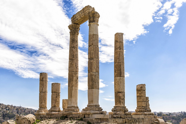Uitzicht op de tempel van Hercules in Amman, Jordanië. Het is de belangrijkste Romeinse structuur in de Citadel van Amman, die wordt beschouwd als om een van's werelds oudste continu bewoonde plaatsen. - Foto, afbeelding