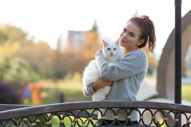 jeune femme avec chat Maine Coon
 - Photo, image