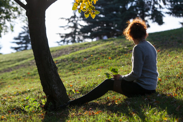 junge Dame sitzt auf dem Gras - Foto, Bild