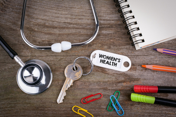 La vieja llave con el texto de la salud de las mujeres. Fondo de textura de madera con
 - Foto, Imagen