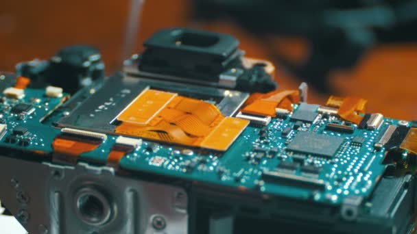 Rádió mérnök elektronikus áramköri kártya javítása - Felvétel, videó