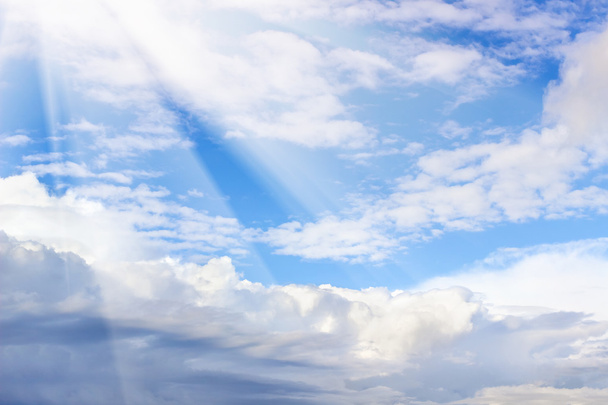 Epické modré nebe s bílými nadýchanými mraky a slunce. Slunečný den - Fotografie, Obrázek