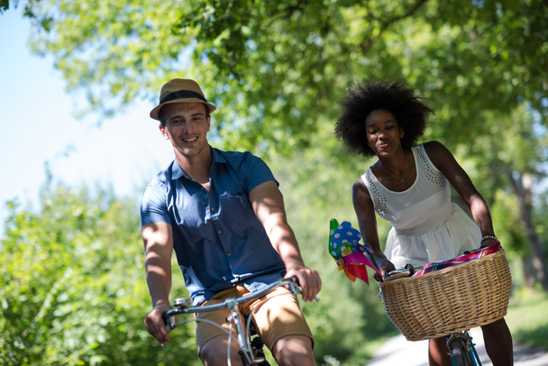 Miután egy kerékpáros, a multietnikus fiatal pár lovagolni a természetben - Fotó, kép