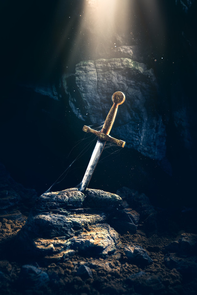 меч в каменном Экскалибуре
 - Фото, изображение