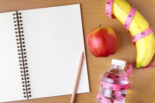 Концепція здорового харчування, міра стрічки, фрукти та пляшка води
  - Фото, зображення