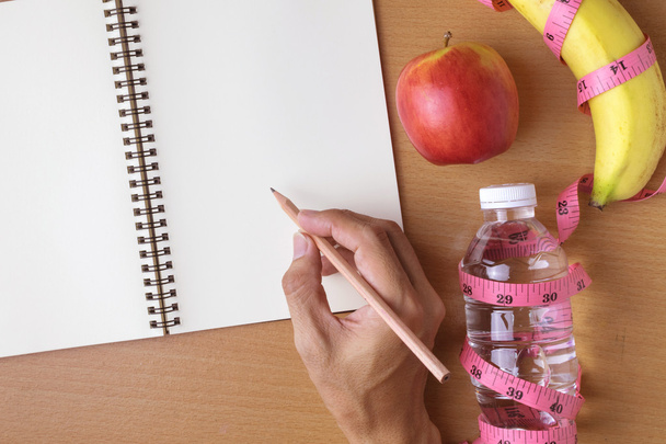 Концепция здорового питания, рулетка, бутылка с фруктами и водой
  - Фото, изображение