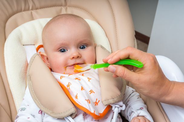 Madre Nutrire la sua bambina con un cucchiaio
 - Foto, immagini