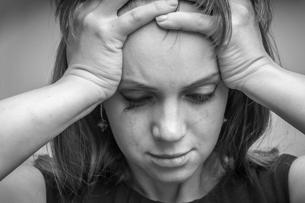 Close up preto e branco retrato de uma mulher chorando
 - Foto, Imagem