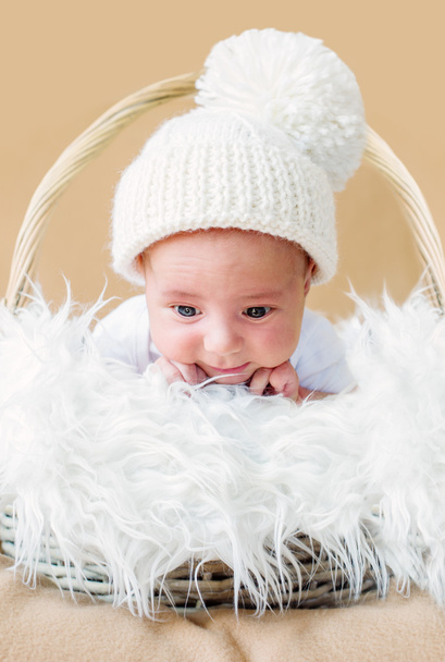 Χαριτωμένο μωρό νεογέννητο στο πλεκτό κάλυμμα  - Φωτογραφία, εικόνα