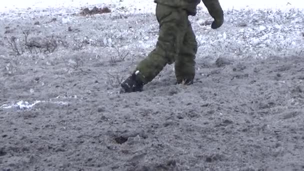 A man goes on the ash-covered earth - Záběry, video