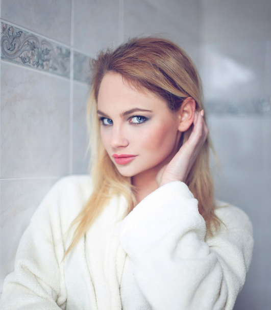 Sexy mulher de olhos azuis de manhã no banheiro
 - Foto, Imagem
