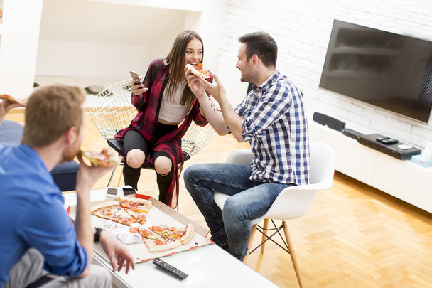 Amici che mangiano pizza in camera
 - Foto, immagini