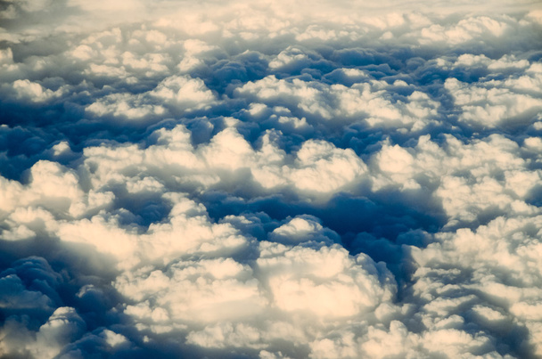 Volando por encima de las nubes Vista desde un avión - Foto, imagen