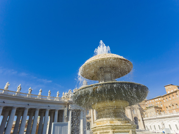 サンピエトロ広場の噴水 - 写真・画像